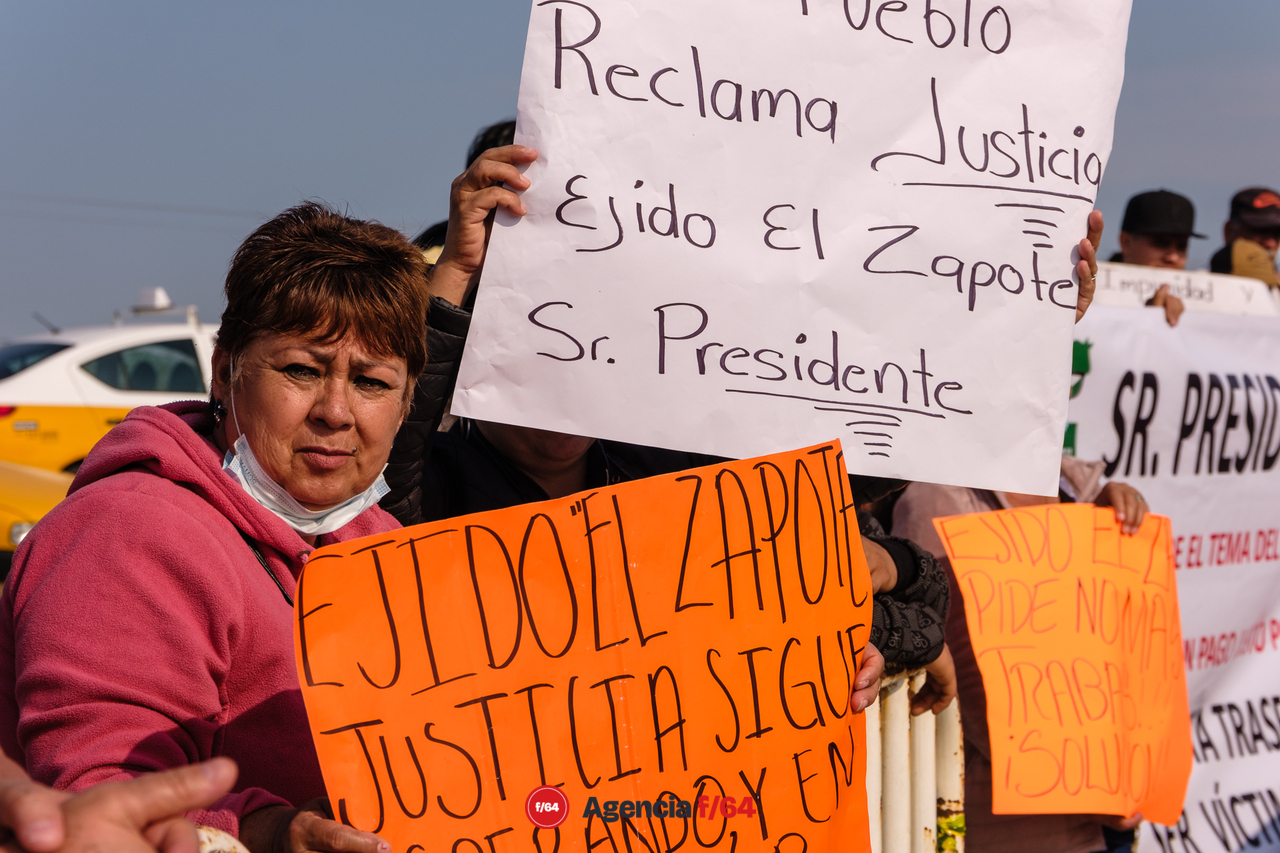 Manifestantes esperando al Presidente Andrés Manuel López Obrador fuera de la Vigésima Zona Militar donde se llevó a cabo su conferencia "mañanera".