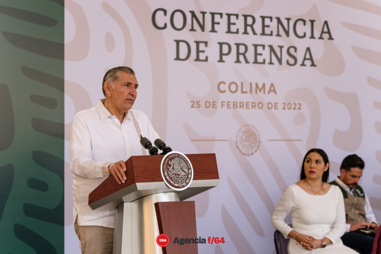 El Presidente Andrés Manuel López Obrador realizó su conferencia mañanera desde la ciudad de Colima. Previamente hubo reunión de Seguridad con la Gobernadora de Colima, Indira Vizcaíno Silva, el Secretario de la Defensa Nacional, General Luis Cresencio Sandoval González, el Secretario de Gobierno, Adán Augusto López Hernández, la Secretaria de Seguridad Rosa Icela Rodríguez Velázquez y el Secretario de Marina Almirante José Rafael Ojeda Durán.
En la conferencia el Presidente mostró su respaldo a la ciudadanía de Colima y a la Gobernadora debido a la ola de violencia que afecta el estado en los últimos días.