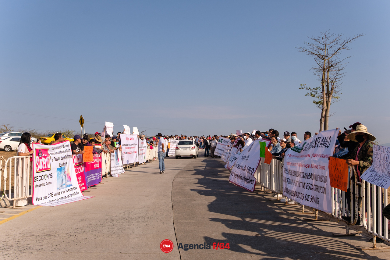 Manifestantes esperando al Presidente Andrés Manuel López Obrador fuera de la Vigésima Zona Militar donde se llevó a cabo su conferencia "mañanera".