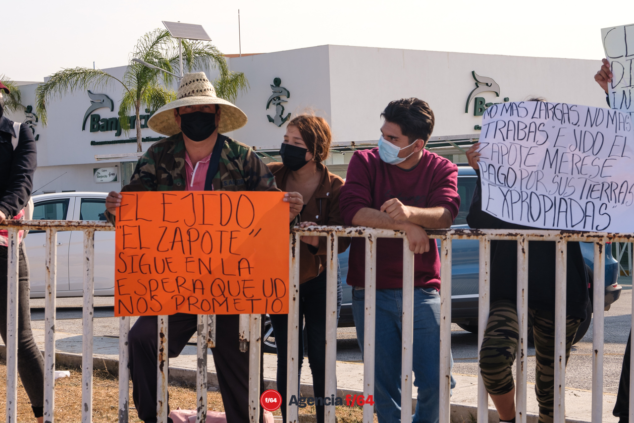 Manifestantes esperando al Presidente Andrés Manuel López Obrador fuera de la Vigésima Zona Militar donde se llevó a cabo su conferencia "mañanera".