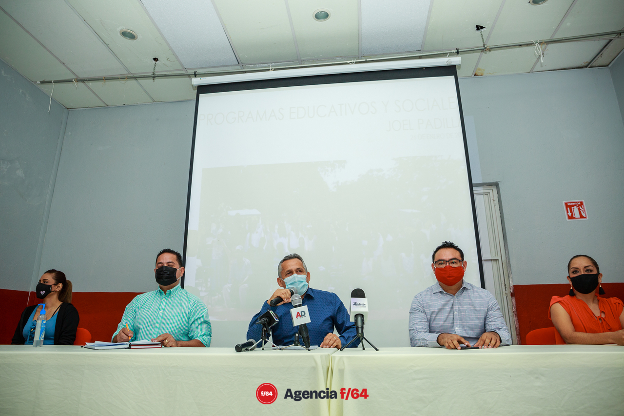 Carlos Farías, Diputado Local; Joel Padilla, Senador de la República y el Rector de la Universidad José Martí, Marco Barajas Yescas.