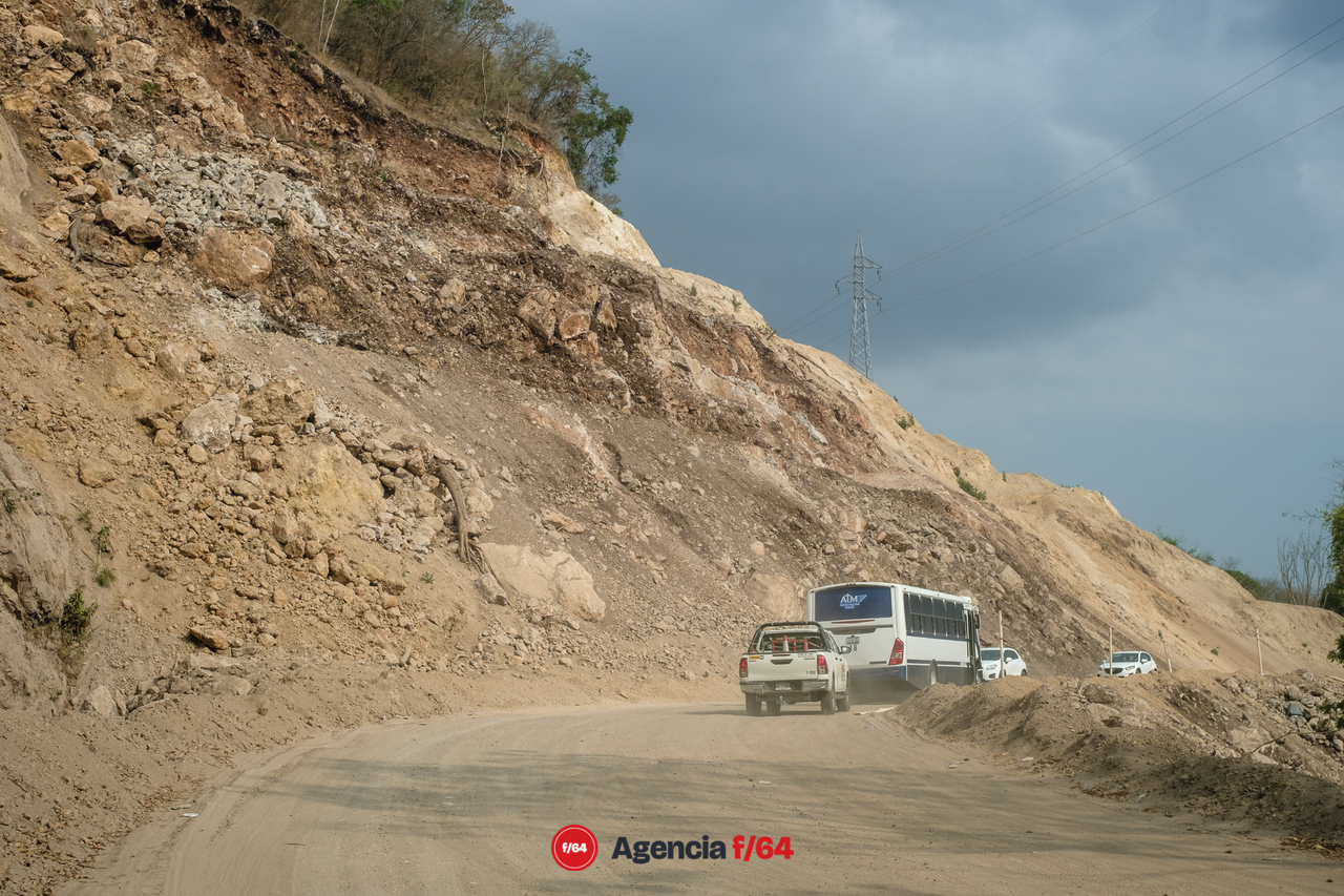 Así luce el paso provisional de la carretera Villa de Álvarez-Minatitlán después del derrumbe del pasado Septiembre 2021.