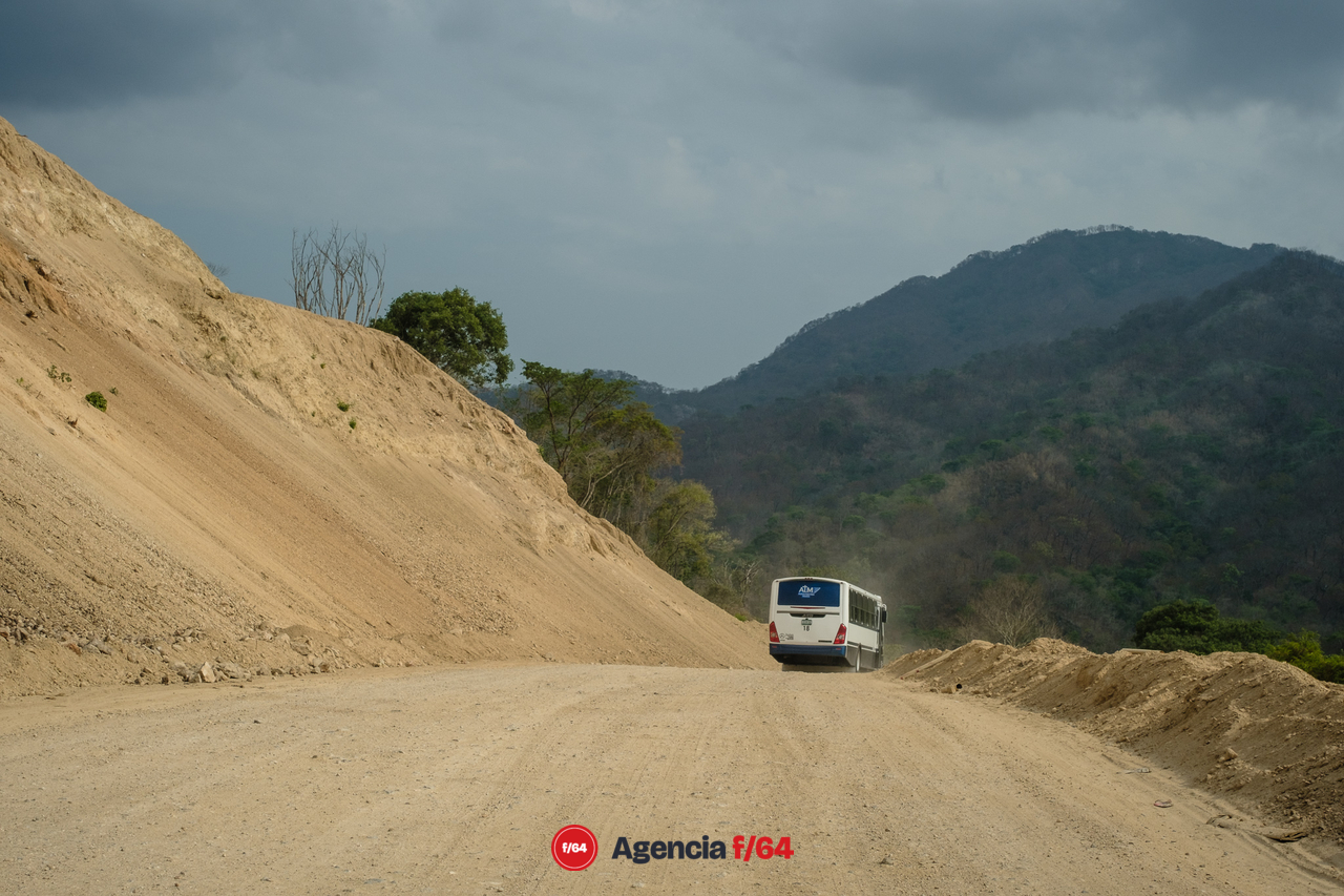 Así luce el paso provisional de la carretera Villa de Álvarez-Minatitlán después del derrumbe del pasado Septiembre 2021.