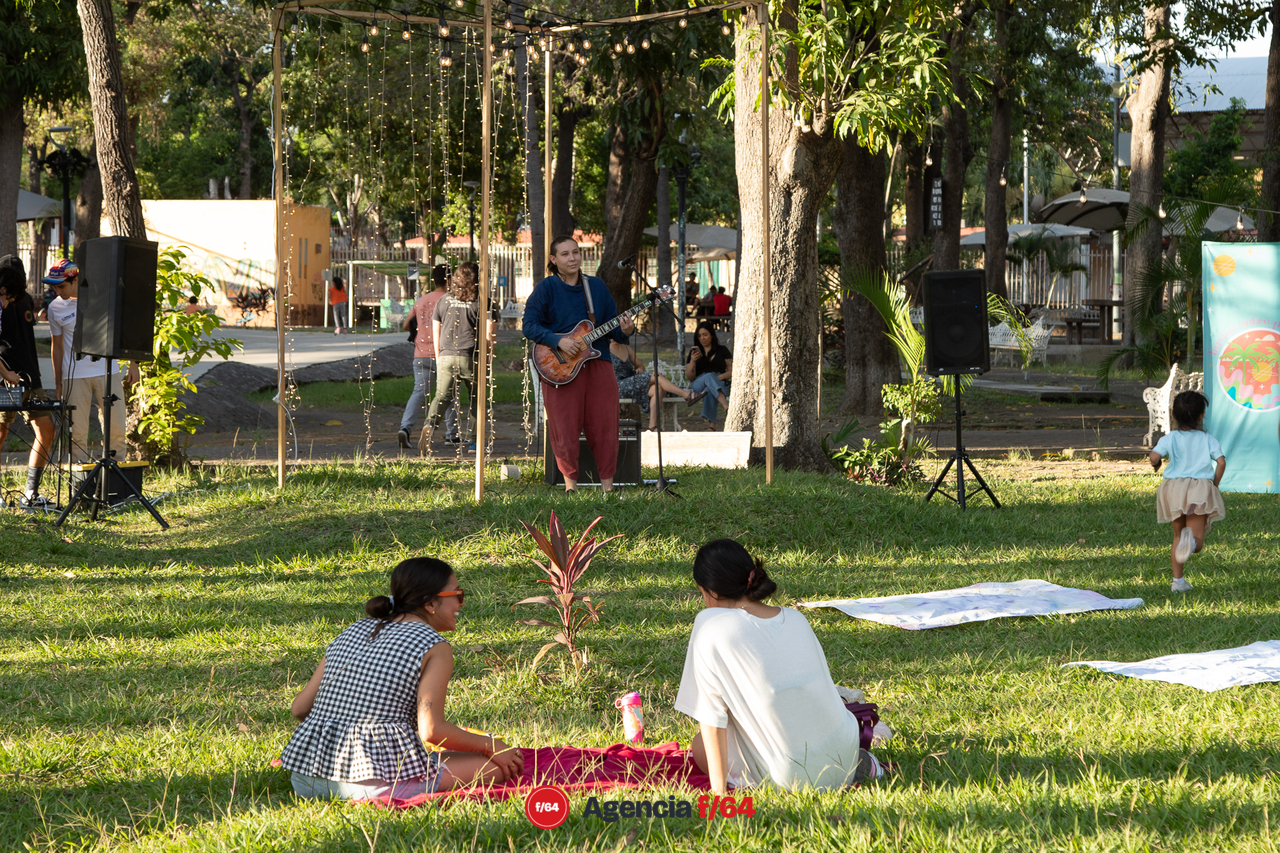 Ingrid Guijarro y Carlos Boja en el Jardín Corregidora.
Concierto acústico.
"Tardes entre Palmeras"