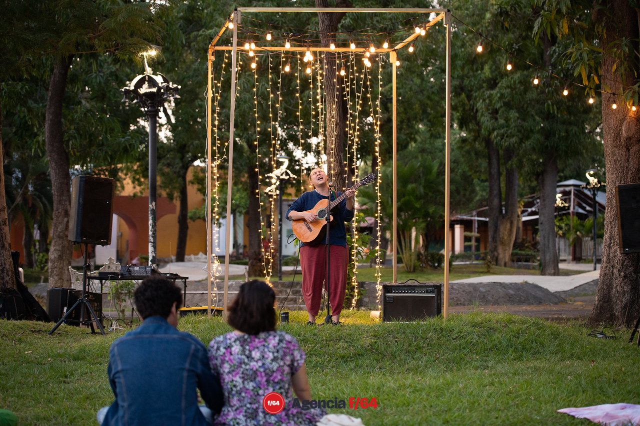 Ingrid Guijarro y Carlos Boja en el Jardín Corregidora.
Concierto acústico.
"Tardes entre Palmeras"