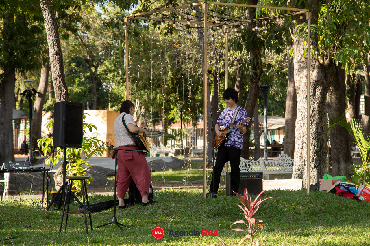 Ingrid Guijarro y Carlos Boja en el Jardín Corregidora.
Concierto acústico.
"Tardes entre Palmeras"