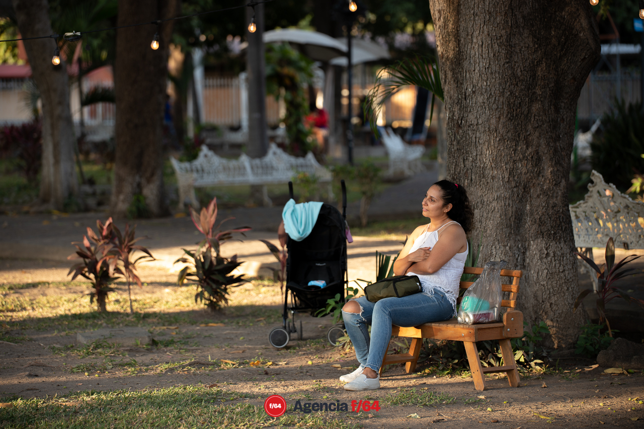 Asistente disfruta del concierto.
"Tardes entre Palmeras"