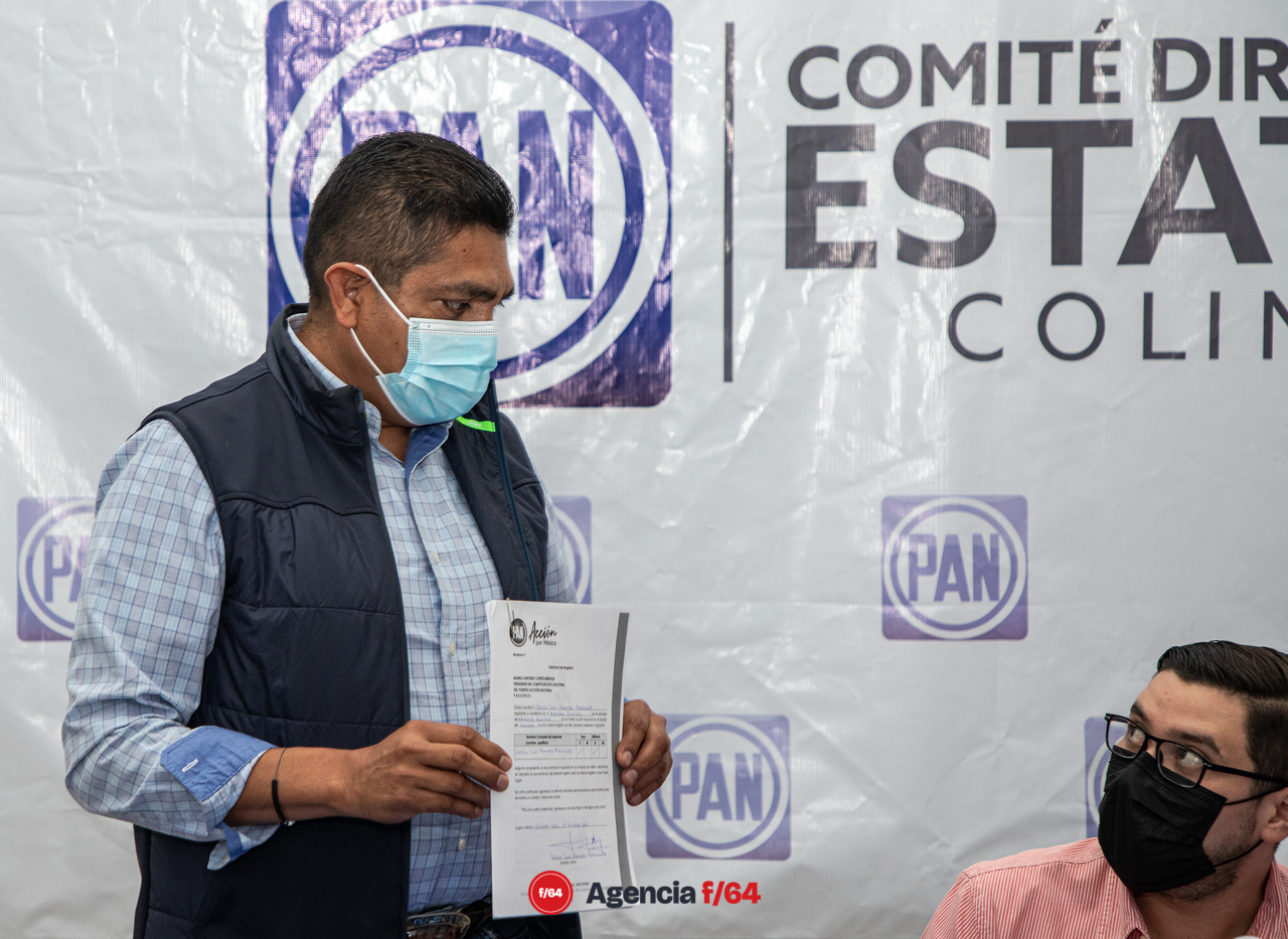 Mostrando la solicitud de registro a la Comisión Organizadora Electoral de la Comisión Permanente del Consejo Nacional para registrarse como precandidato a la diputación federal por el Primer Distrito del Estado de Colima