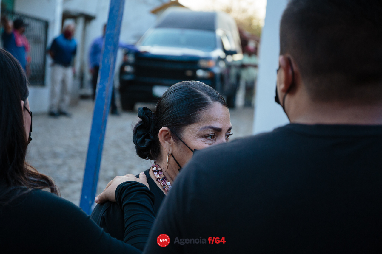 Familia de Viridiana se presentó en el cementerio de Coquimatlán para recibir el cuerpo de Viridiana Tapia Cárdenas, quien fue localizada 20 días después de su desaparición el 18 de mayo de 2019 y permaneció casi tres años en la fosa común.