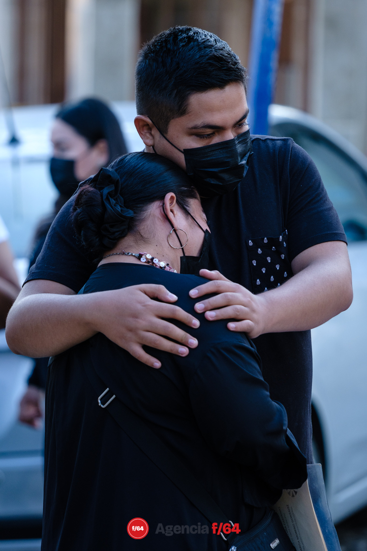 Familia de Viridiana se presentó en el cementerio de Coquimatlán para recibir el cuerpo de Viridiana Tapia Cárdenas, quien fue localizada 20 días después de su desaparición el 18 de mayo de 2019 y permaneció casi tres años en la fosa común.