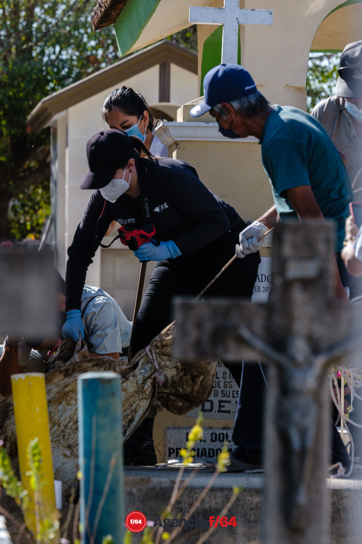 Familia de Viridiana se presentó en el cementerio de Coquimatlán para recibir el cuerpo de Viridiana Tapia Cárdenas, quien fue localizada 20 días después de su desaparición el 18 de mayo de 2019 y permaneció casi tres años en la fosa común.