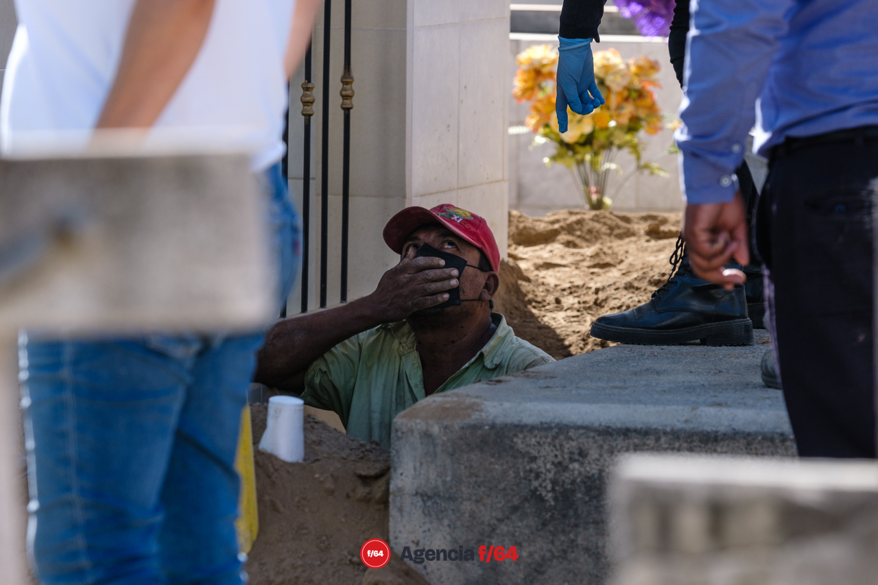 Familia de Viridiana se presentó en el cementerio de Coquimatlán para recibir el cuerpo de Viridiana Tapia Cárdenas, quien fue localizada 20 días después de su desaparición el 18 de mayo de 2019 y permaneció casi tres años en la fosa común.