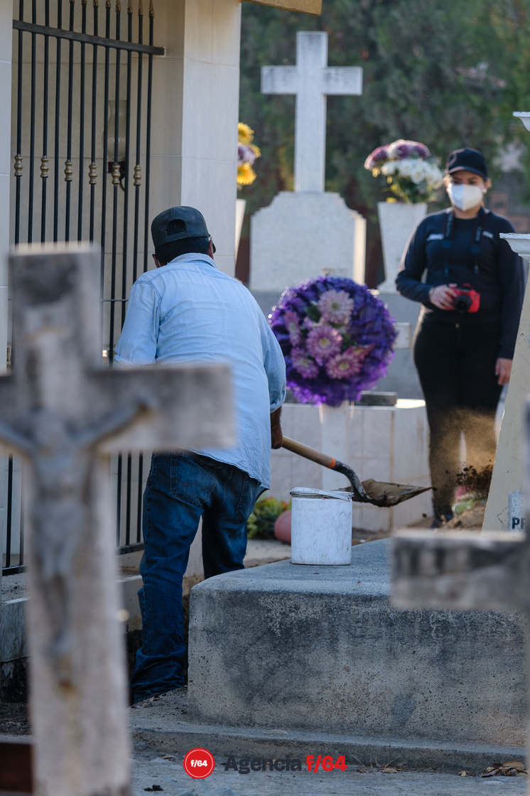 Familia de Viridiana se presentó en el cementerio de Coquimatlán para recibir el cuerpo de Viridiana Tapia Cárdenas, quien fue localizada 20 días después de su desaparición el 18 de mayo de 2019 y permaneció casi tres años en la fosa común.