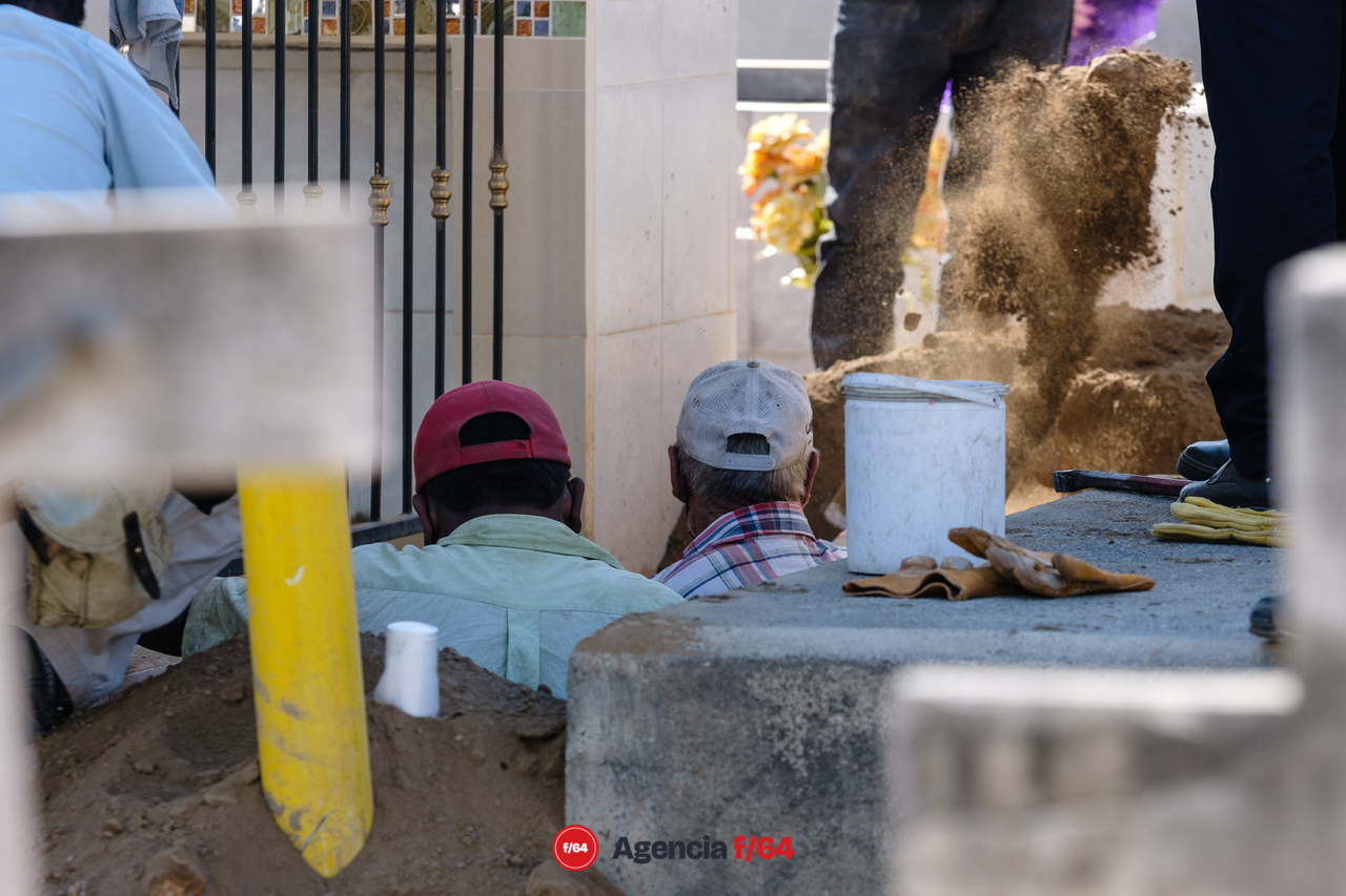 Familia de Viridiana se presentó en el cementerio de Coquimatlán para recibir el cuerpo de Viridiana Tapia Cárdenas, quien fue localizada 20 días después de su desaparición el 18 de mayo de 2019 y permaneció casi tres años en la fosa común.
