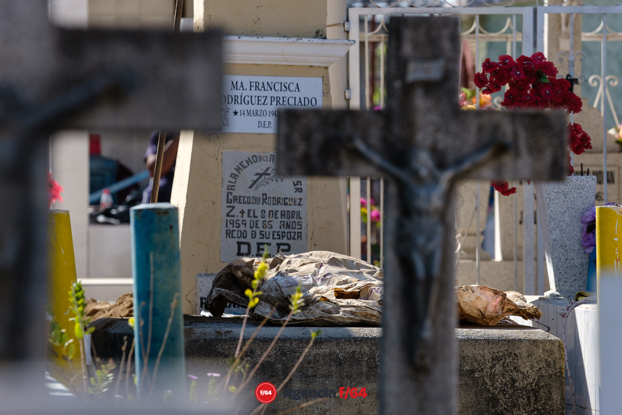 Familia de Viridiana se presentó en el cementerio de Coquimatlán para recibir el cuerpo de Viridiana Tapia Cárdenas, quien fue localizada 20 días después de su desaparición el 18 de mayo de 2019 y permaneció casi tres años en la fosa común.