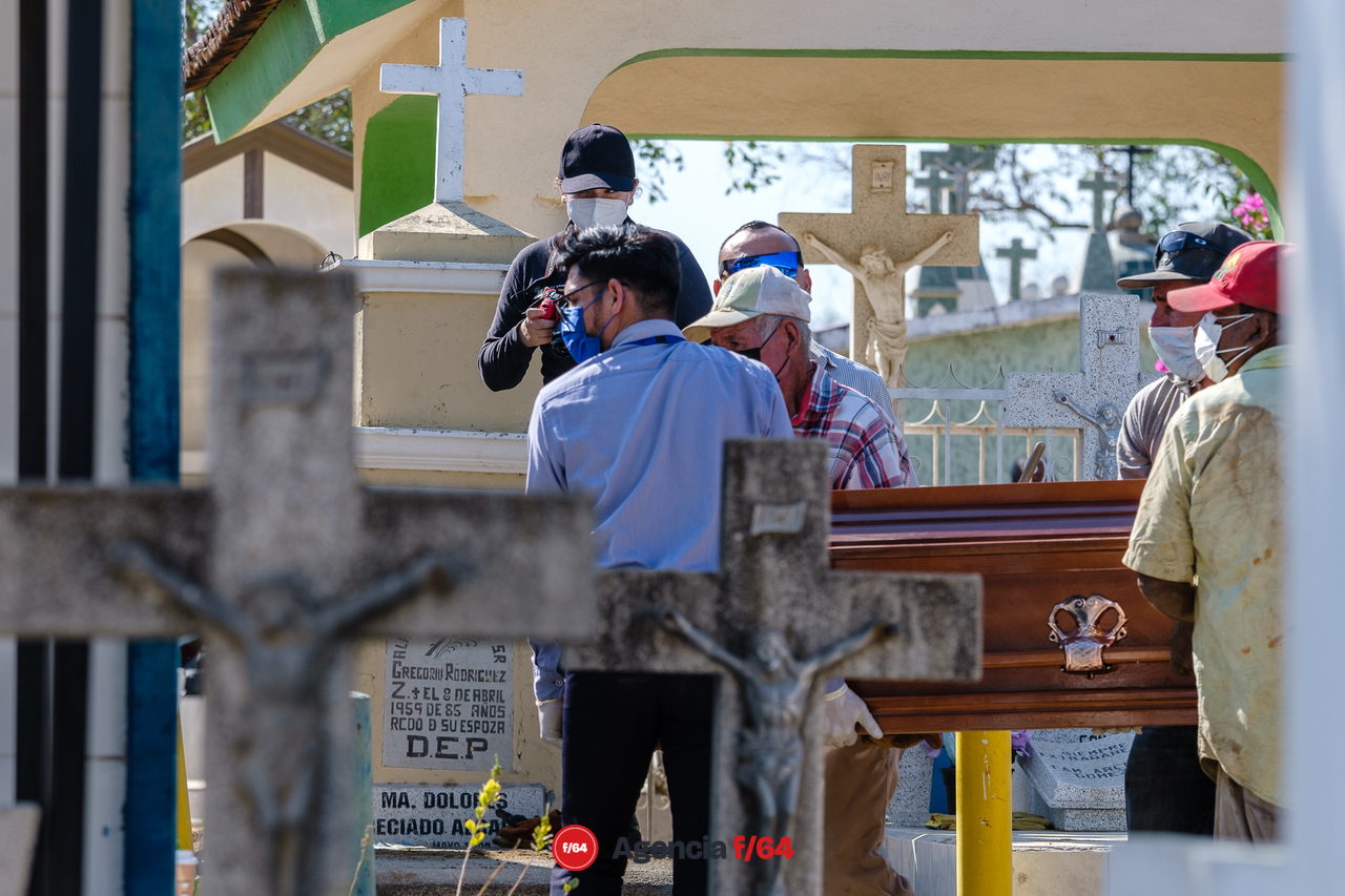 Familia de Viridiana se presentó en el cementerio de Coquimatlán para recibir el cuerpo de Viridiana Tapia Cárdenas, quien fue localizada 20 días después de su desaparición el 18 de mayo de 2019 y permaneció casi tres años en la fosa común.