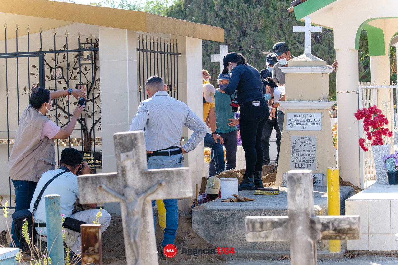 Familia de Viridiana se presentó en el cementerio de Coquimatlán para recibir el cuerpo de Viridiana Tapia Cárdenas, quien fue localizada 20 días después de su desaparición el 18 de mayo de 2019 y permaneció casi tres años en la fosa común.