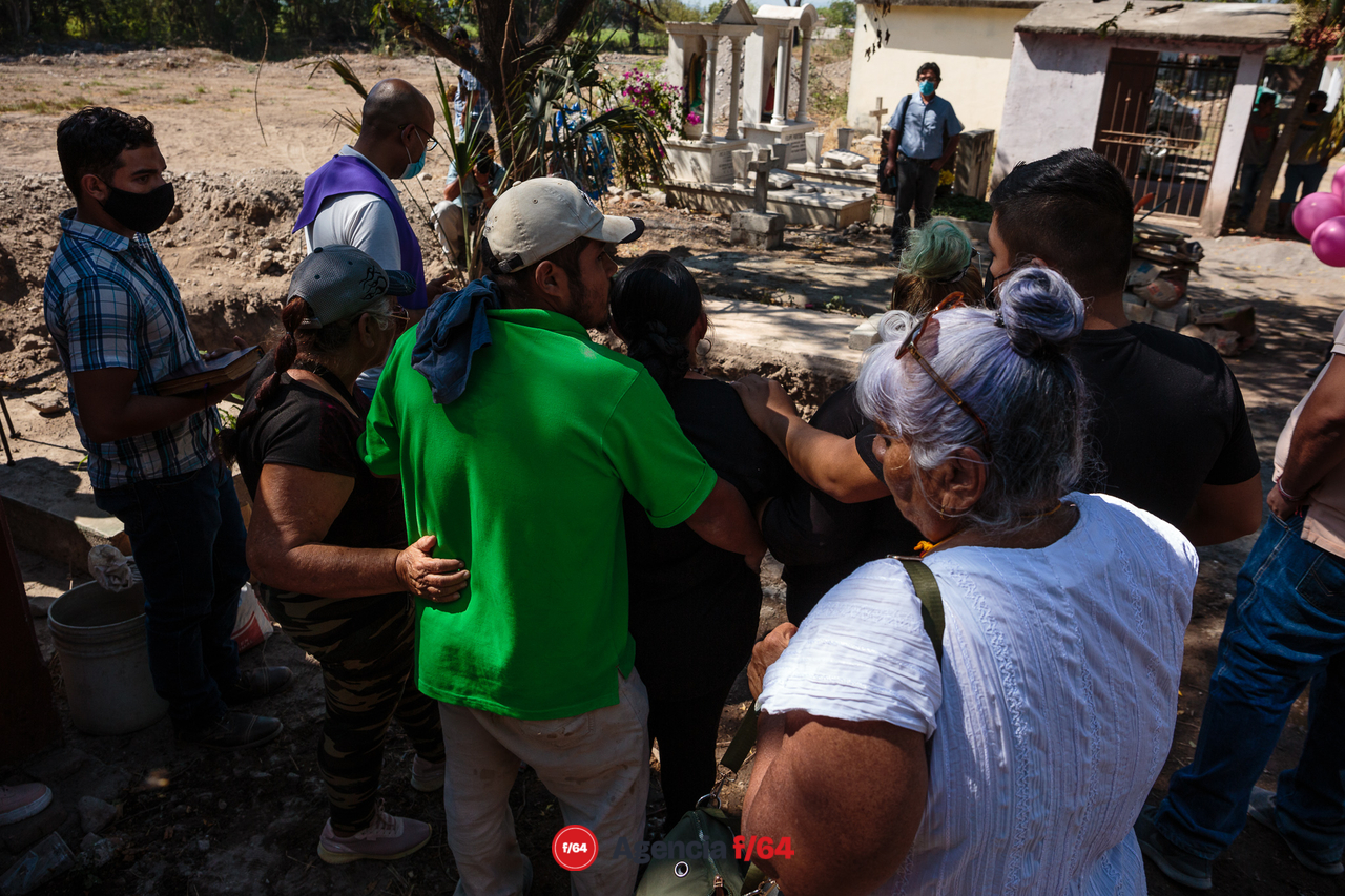 Madre, hermanos e hijos, familiares y amigos despiden a Viridiana Tapia Cárdenas.