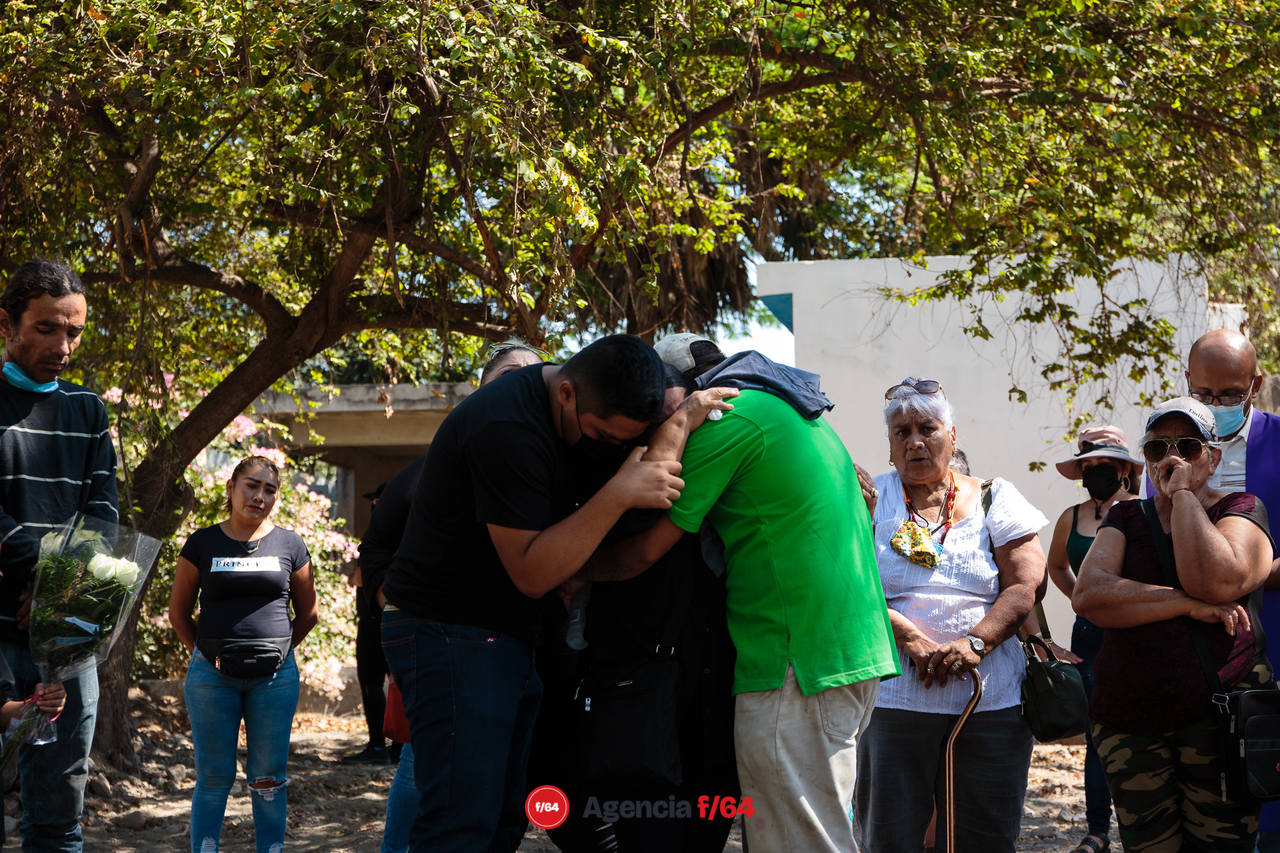 Madre, hermanos e hijos, familiares y amigos despiden a Viridiana Tapia Cárdenas.