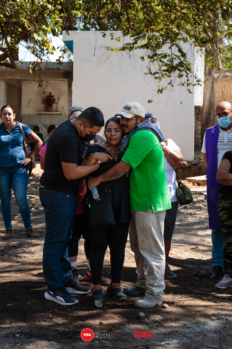 Madre, hermanos e hijos, familiares y amigos despiden a Viridiana Tapia Cárdenas.