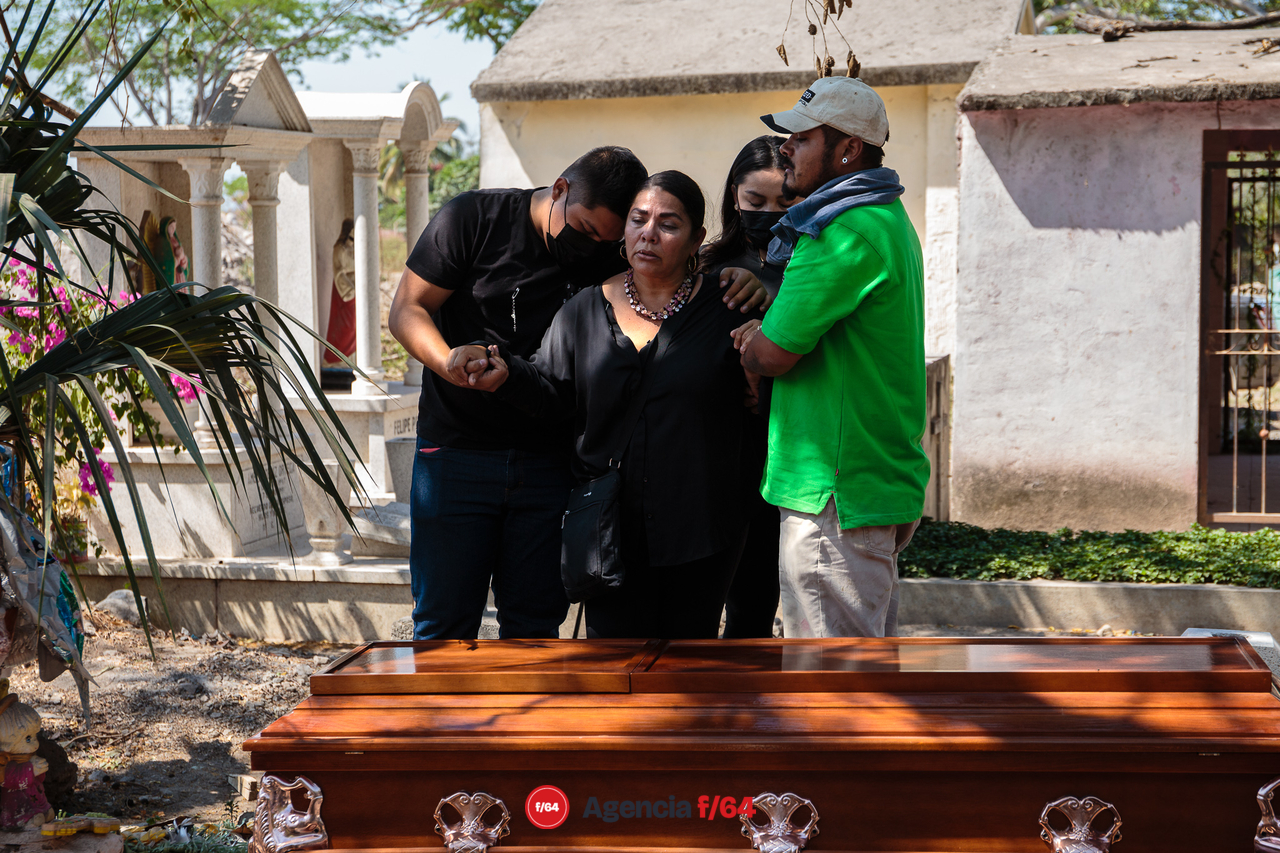 Madre, hermanos e hijos, familiares y amigos despiden a Viridiana Tapia Cárdenas.