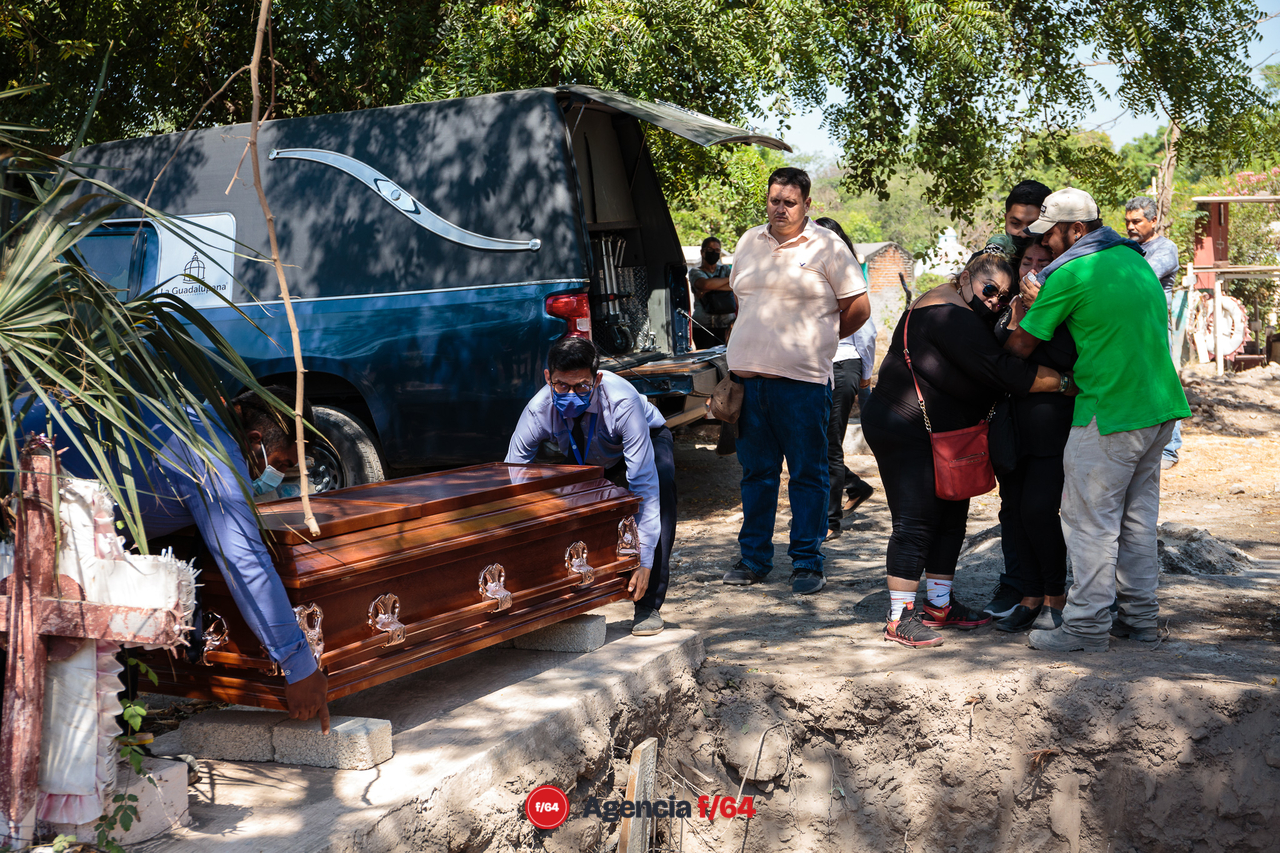 Madre, hermanos e hijos, familiares y amigos despiden a Viridiana Tapia Cárdenas.