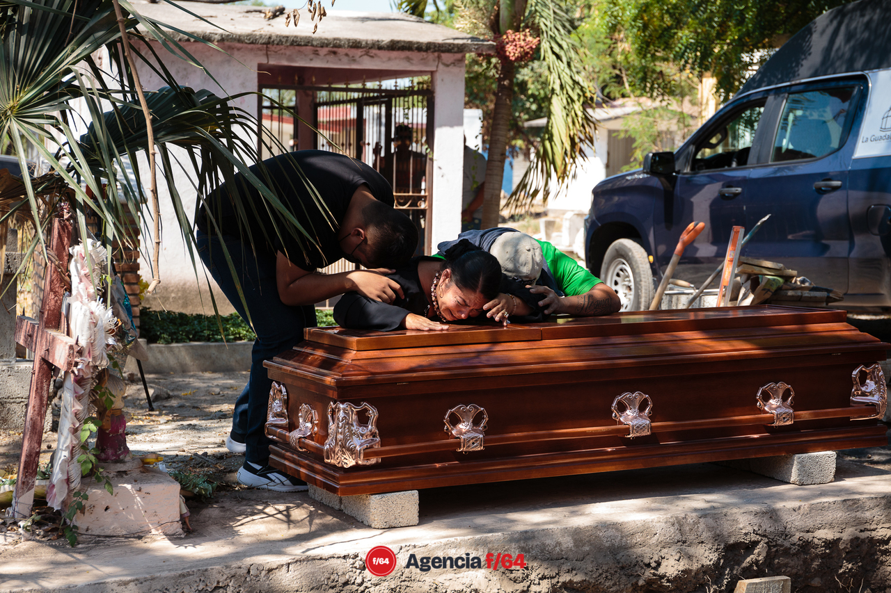 Madre, hermanos e hijos, familiares y amigos despiden a Viridiana Tapia Cárdenas.