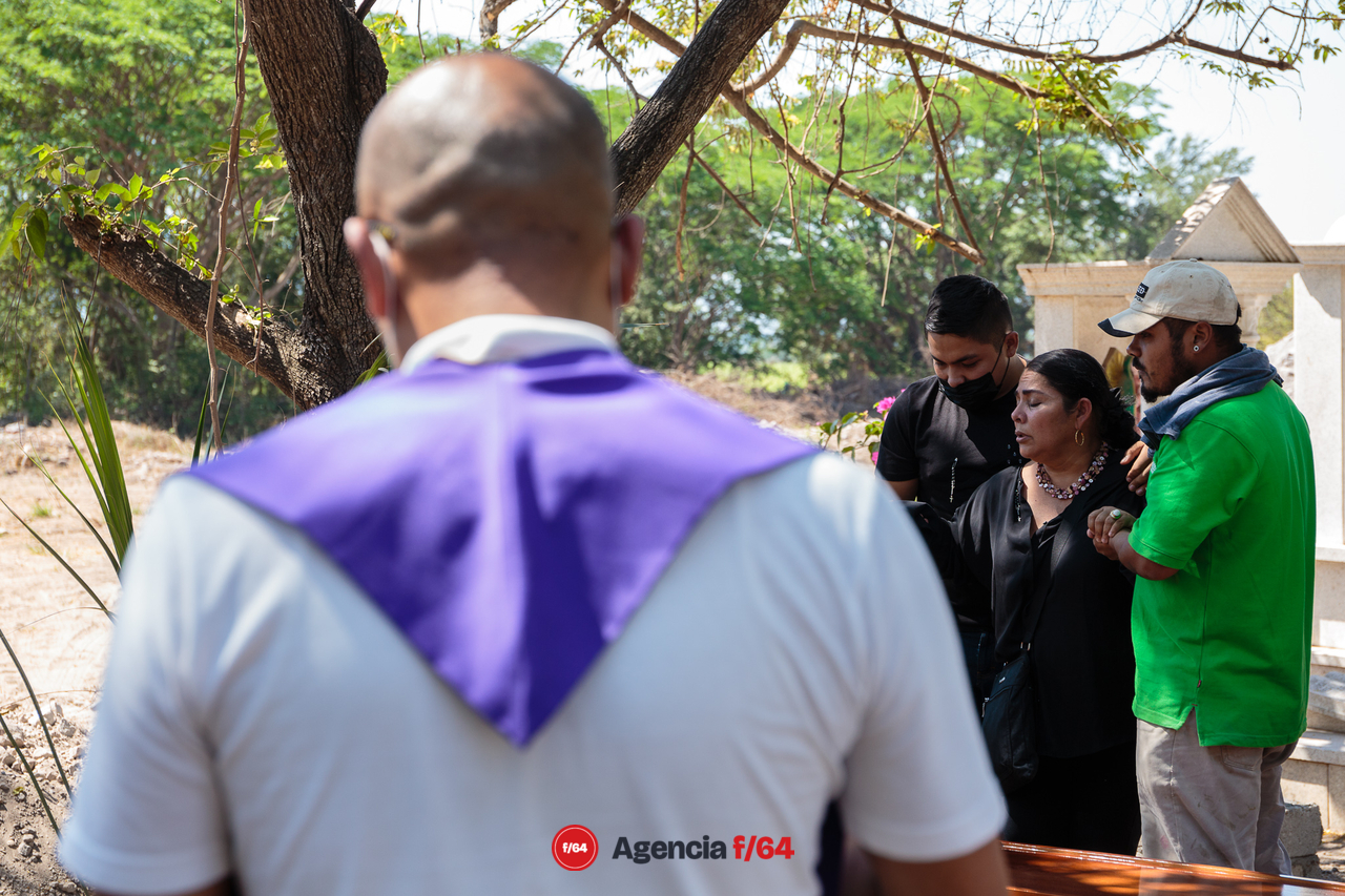 Madre, hermanos e hijos, familiares y amigos despiden a Viridiana Tapia Cárdenas.