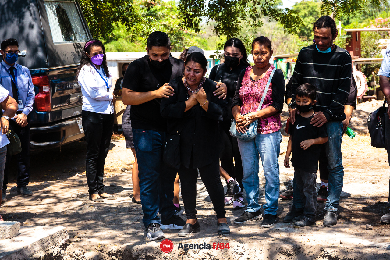 Madre, hermanos e hijos, familiares y amigos despiden a Viridiana Tapia Cárdenas.