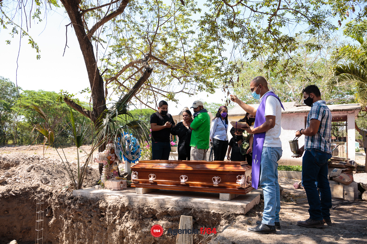 Madre, hermanos e hijos, familiares y amigos despiden a Viridiana Tapia Cárdenas.