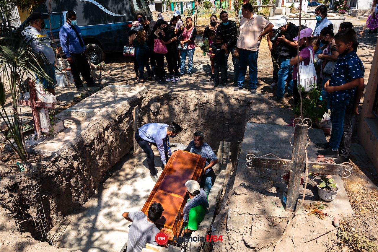 Madre, hermanos e hijos, familiares y amigos despiden a Viridiana Tapia Cárdenas.