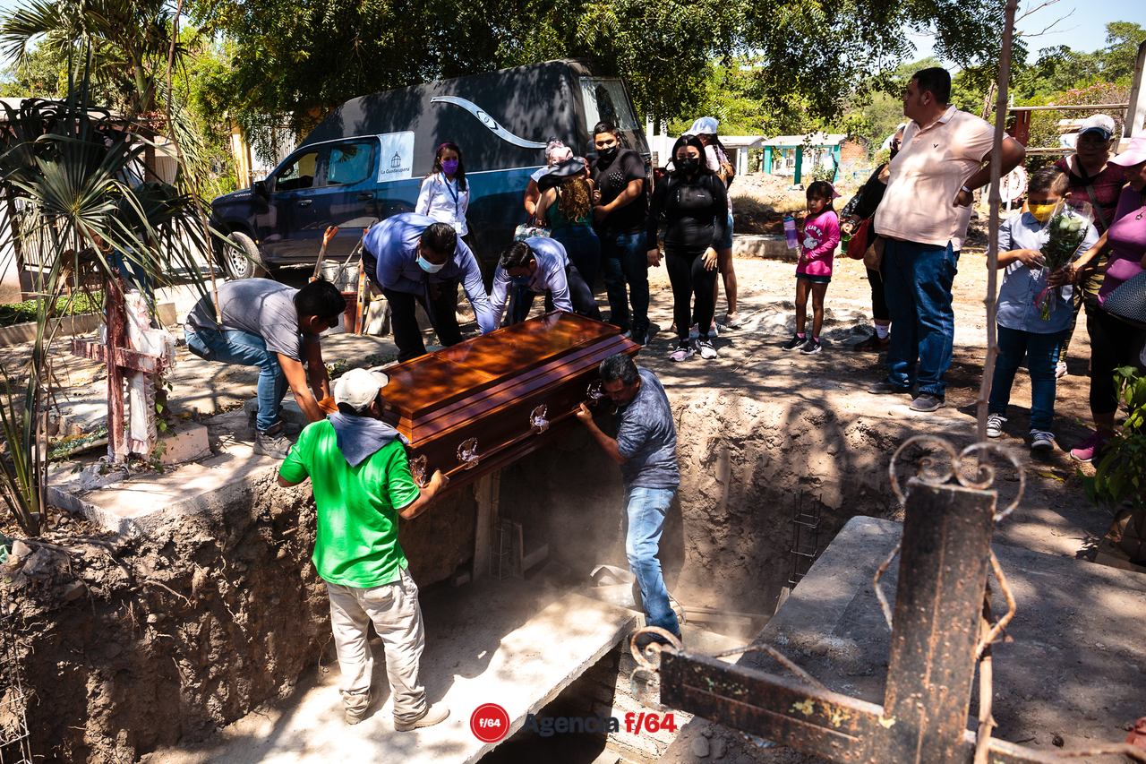 Madre, hermanos e hijos, familiares y amigos despiden a Viridiana Tapia Cárdenas.