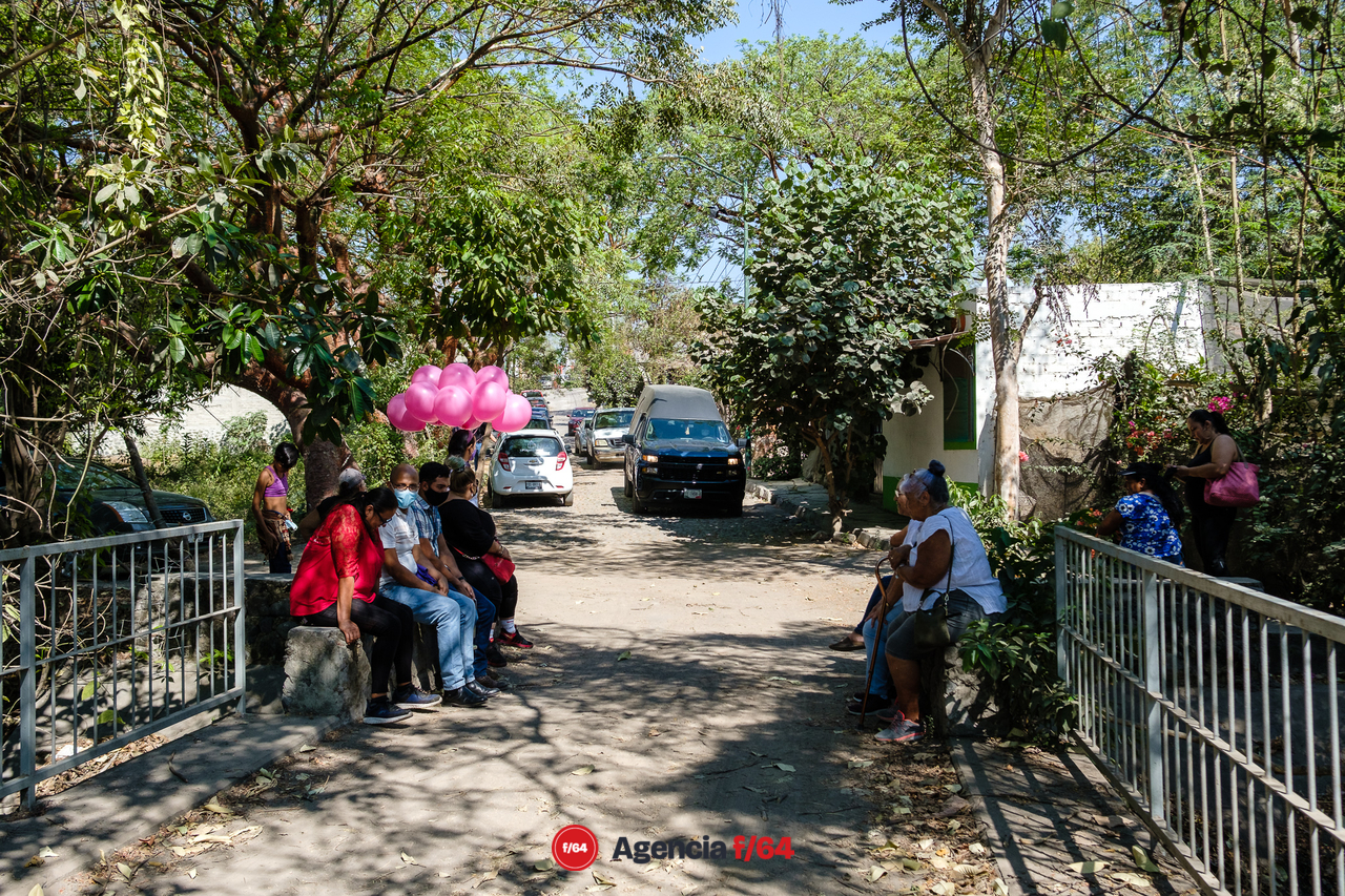 Madre, hermanos e hijos, familiares y amigos despiden a Viridiana Tapia Cárdenas.