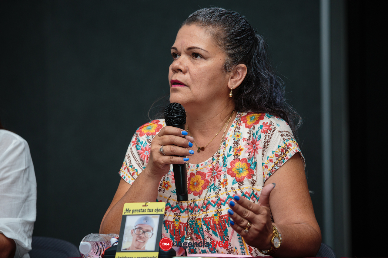 Familiares de personas desaparecidas expresan su sentir a las autoridades presentes.