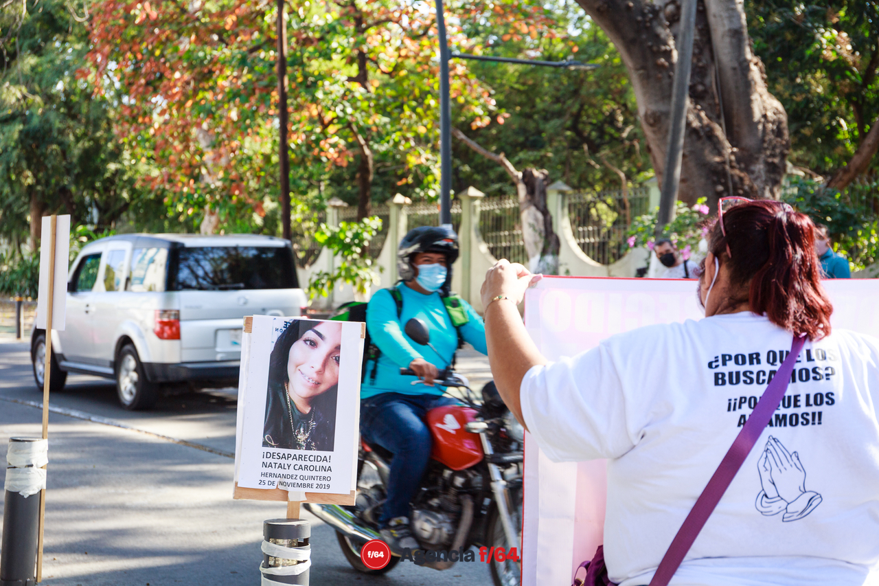 Integrantes del Colectivo Red de Desaparecidos Colima A.C. se presentan con lonas y fotografías de sus seres queridos fuera del Congreso Local.