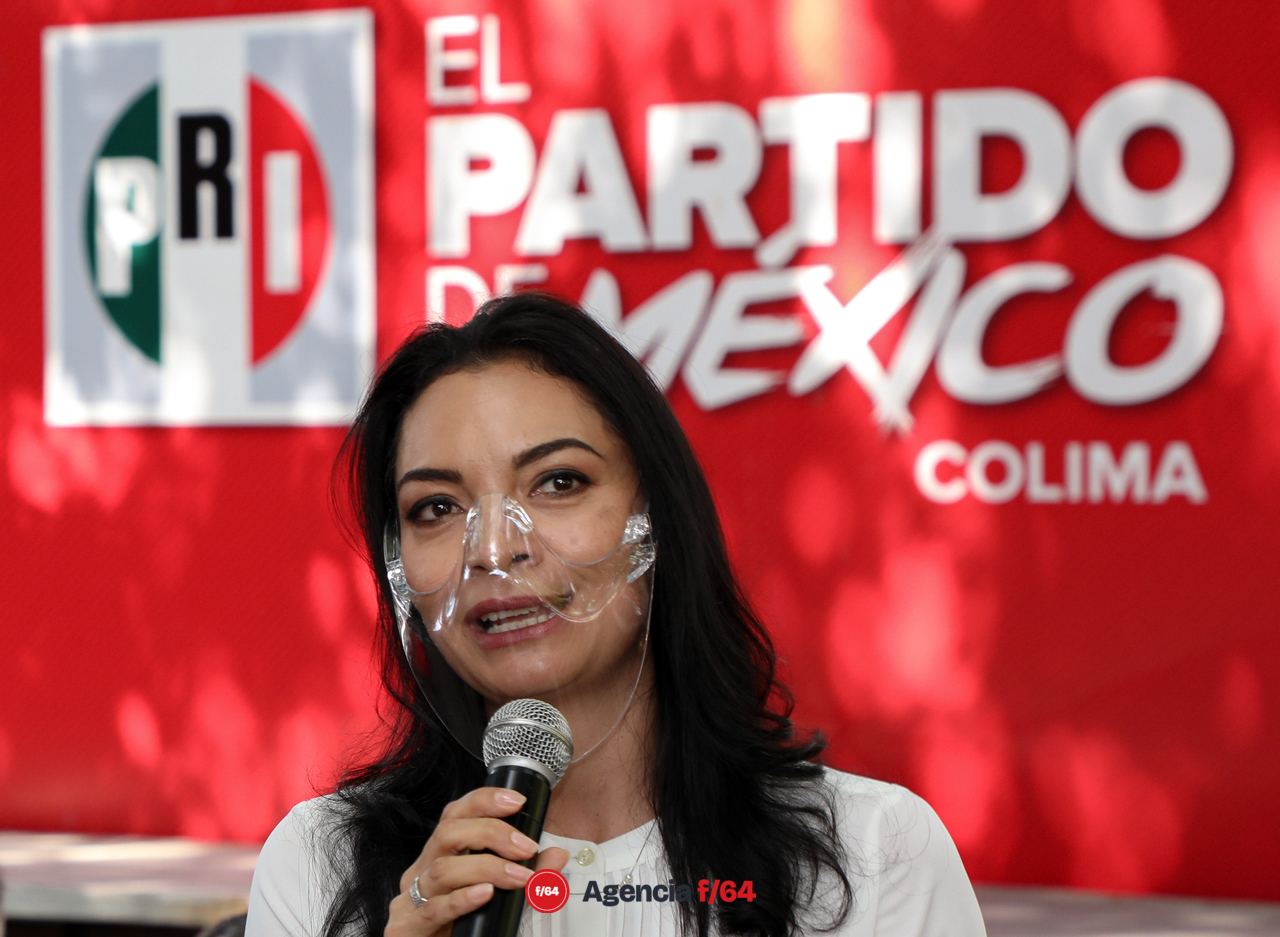 La actual precandidata por el Partido Revolucionario Institucional se dirige a miembros y militantes del partido al cual representará en el proceso electoral que se llevará acabo el próximo año, 2021, por la gubernatura en el Estado de Colima.