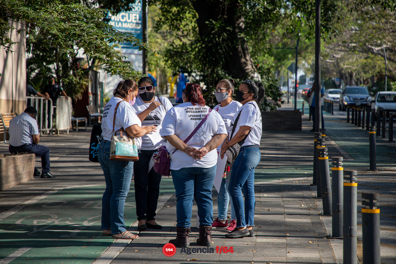 Carmen Sepulveda (izq) e integrantes de Colectivo Red de Desaparecidos en Colima, A.C. minutos antes de ingresar a la reunión privada.