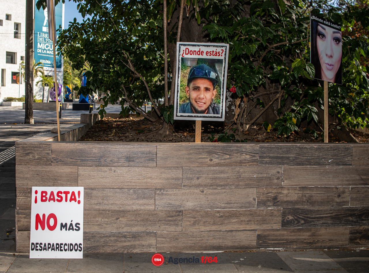 Integrantes del Colectivo Red de Desaparecidos Colima A.C. se presentan con lonas y fotografías de sus seres queridos fuera del Congreso Local.