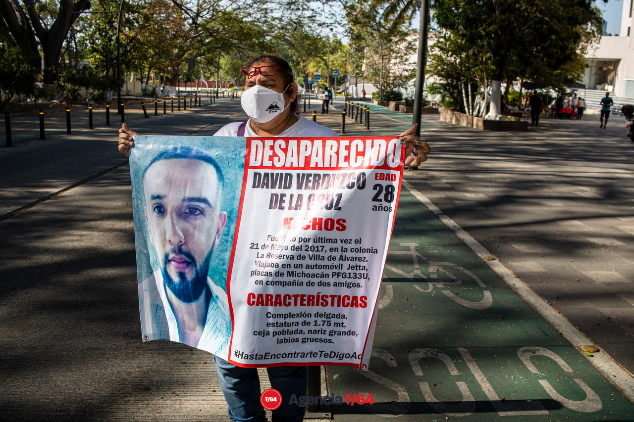 Integrantes del Colectivo Red de Desaparecidos Colima A.C. se presentan con lonas y fotografías de sus seres queridos fuera del Congreso Local.