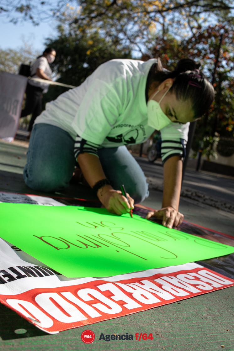 Integrantes del Colectivo Red de Desaparecidos Colima A.C. se presentan con lonas y fotografías de sus seres queridos fuera del Congreso Local.