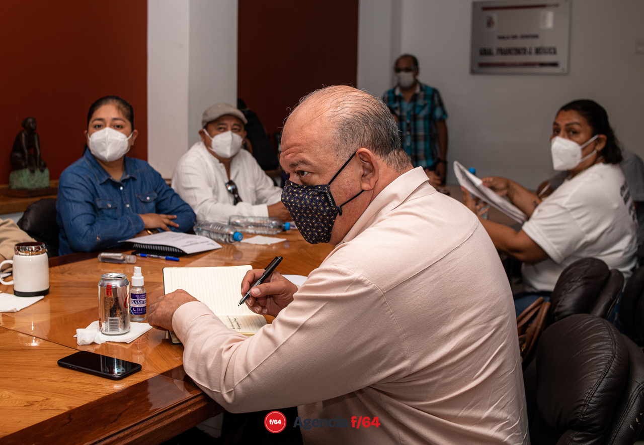 Ruben Pérez Anguiano, Secretario de Gobierno del Estado de Colima, también fue llamado a comparecer en la sesión privada por las quejas y denuncias recibidas por parte del Colectivo Red de Desaparecidos en Colima, A.C. 
Detrás, Carmen Sepulveda, presidenta de la Red y única integrante a quien le fue permitido del ingreso. 