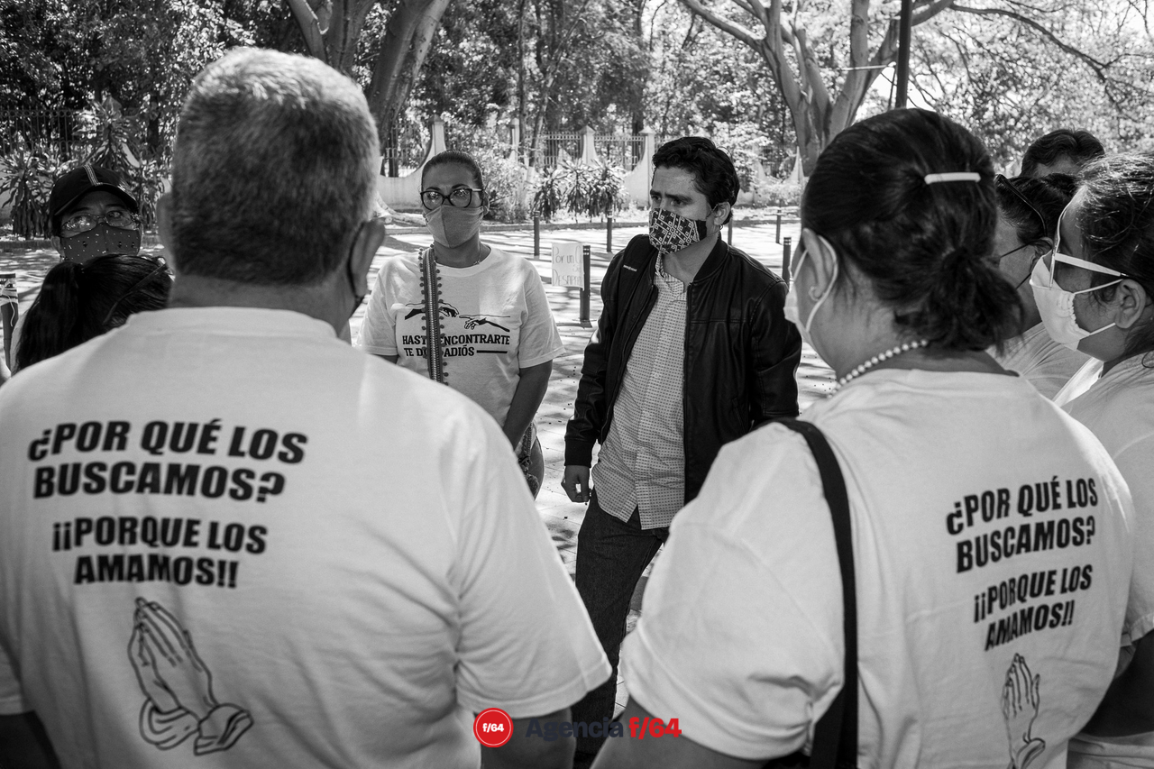 Al término de la comparecencia privada el Diputado Vladimir Parra se reunió a las afueras del Congreso Local con los integrantes del Colectivo Red de Desaparecidos en Colima A.C. para hablar de los temas que se abordaron en la reunión privada con la Comisionada Pérez Valdivia.