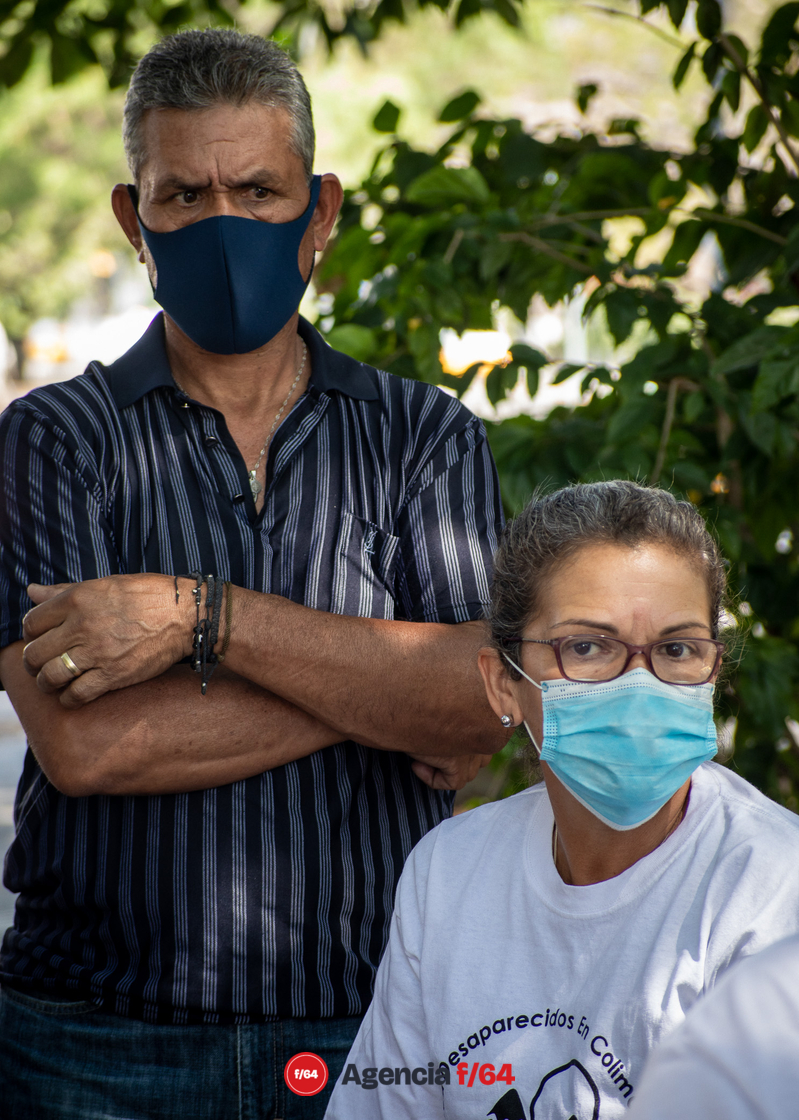 Afuera del Congreso Local, familiares de la Red de Desaparecidos en Colima, A.C. se manifestaron con pancartas y fotografías, mientras su compañera presidenta del colectivo, Carmen Sepulveda se reúne en sesión privada con la titular de la Comisión para la Búsqueda de Personas Desparecidas en Colima, Rosa Evelia Pérez Valdivia y con Ruben Pérez Anguiano, Secretario de Gobierno del  Estado de Colima. 