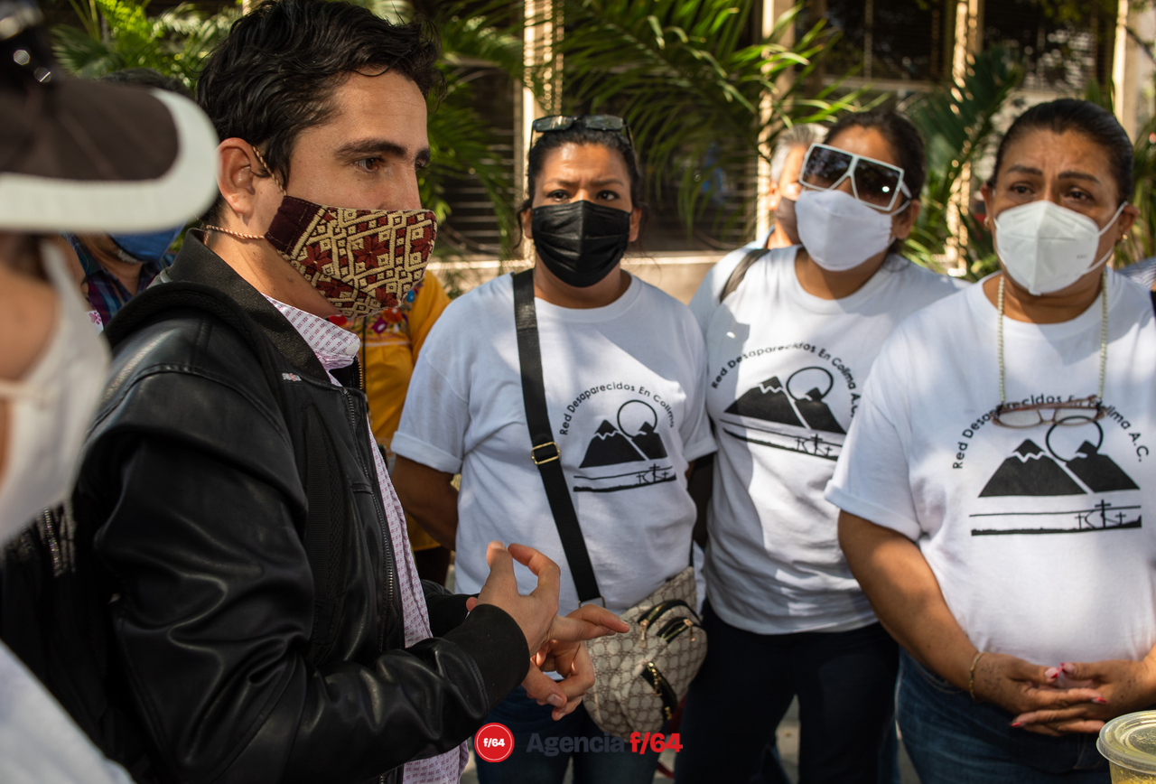 Al término de la comparecencia privada el Diputado Vladimir Parra se reunió a las afueras del Congreso Local con los integrantes del Colectivo Red de Desaparecidos en Colima A.C. para hablar de los temas que se abordaron en la reunión privada con la Comisionada Pérez Valdivia.