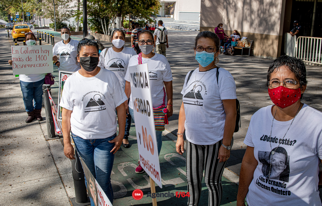 Afuera del Congreso Local, familiares de la Red de Desaparecidos en Colima, A.C. se manifestaron con pancartas y fotografías, mientras su compañera presidenta del colectivo, Carmen Sepulveda se reúne en sesión privada con la titular de la Comisión para la Búsqueda de Personas Desparecidas en Colima, Rosa Evelia Pérez Valdivia y con Ruben Pérez Anguiano, Secretario de Gobierno del  Estado de Colima. 
