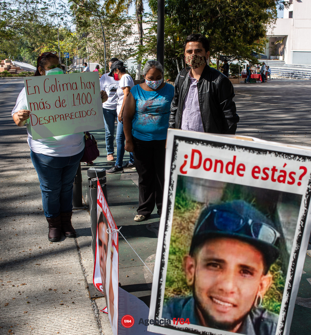 Al término de la comparecencia privada el Diputado Vladimir Parra se reunió a las afueras del Congreso Local con los integrantes del Colectivo Red de Desaparecidos en Colima A.C. para hablar de los temas que se abordaron en la reunión privada con la Comisionada Pérez Valdivia.