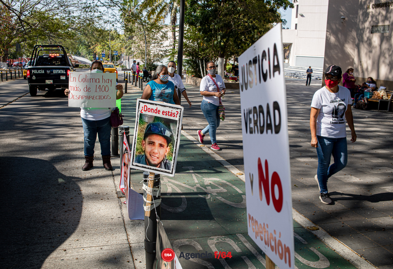 Afuera del Congreso Local, familiares de la Red de Desaparecidos en Colima, A.C. se manifestaron con pancartas y fotografías, mientras su compañera presidenta del colectivo, Carmen Sepulveda se reúne en sesión privada con la titular de la Comisión para la Búsqueda de Personas Desparecidas en Colima, Rosa Evelia Pérez Valdivia y con Ruben Pérez Anguiano, Secretario de Gobierno del  Estado de Colima. 