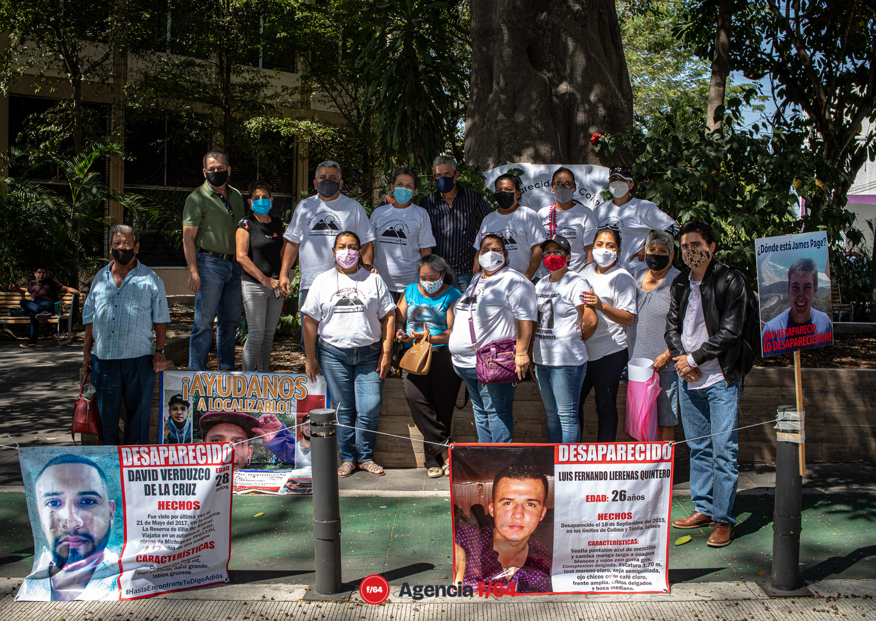 Colectivo Red de Desaparecidos en Colima, A.C. y el Diputado Vladimir Parra al termino de la comparecencia en el Congreso Local. 