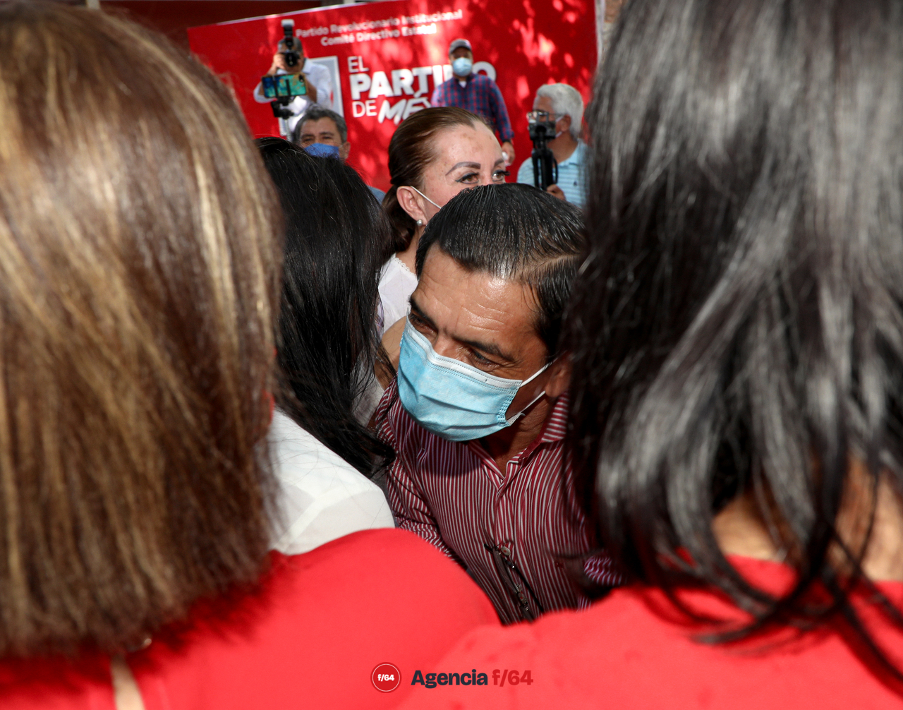 Oscar Valdovinos Anguiano, ex-diputado local por Colima saluda y felicita a Mely Romero una vez hecho publico su registro como precandidata por el Partido Revolucionario Institucional.