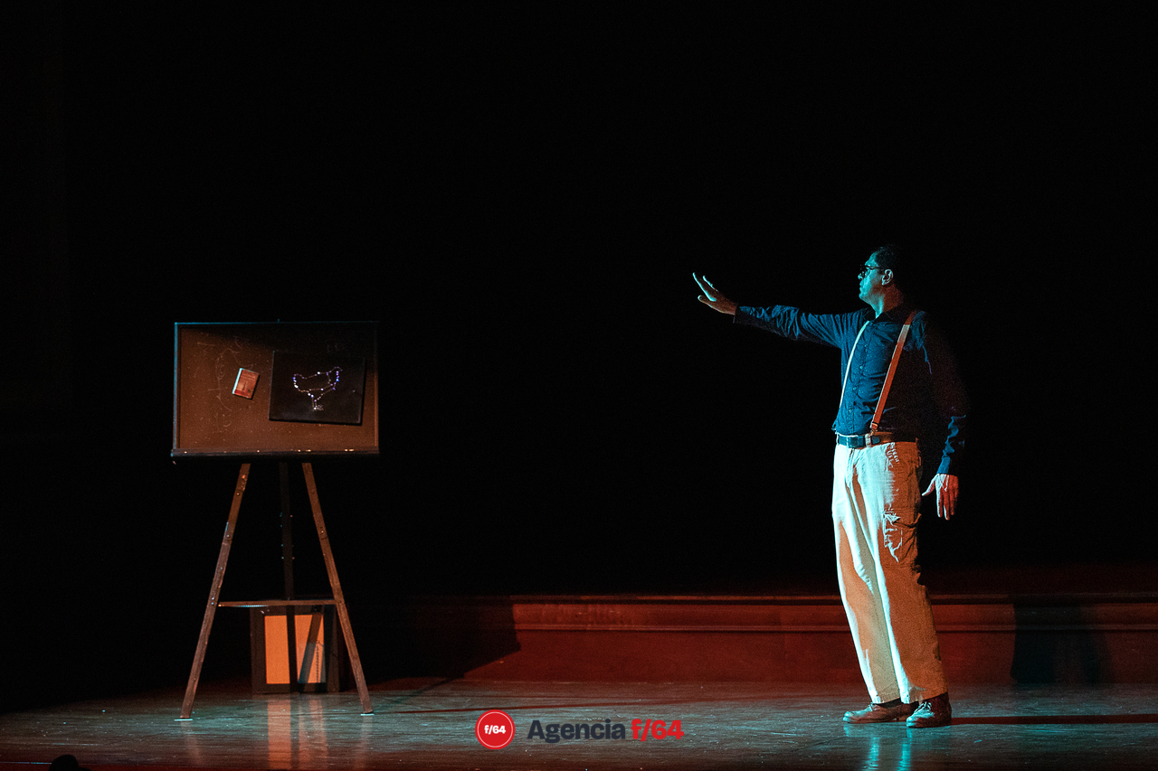 Austin Morgan.
Crónicas improbables en la vida de Tom, a partir del encuentro con una gallina intergaláctica.
17º Festival de Teatro a Una Sola Voz.
Colima, Col.